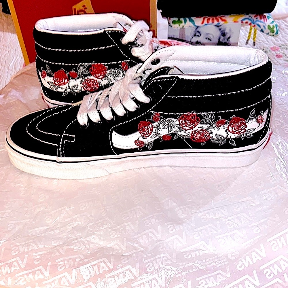 🏷️ BNIB Vans SK8-Mid w/Red Flower’s Embroidered-Sz 8~NEVER WORN! - Picture 3 of 11